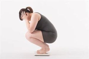 高槻・梅田から通える通い放題パーソナルジムでトレーニングする女性